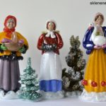 11) Betlémové figury doplněné dvěma stromky ( stařena s košíkem, žena s nůší a žena držící husu), 2011, hutní sklo, výška kol. 20 cm