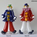 26) Variace figur klaunů, 2011, hutní sklo, výška kol. 20 cm