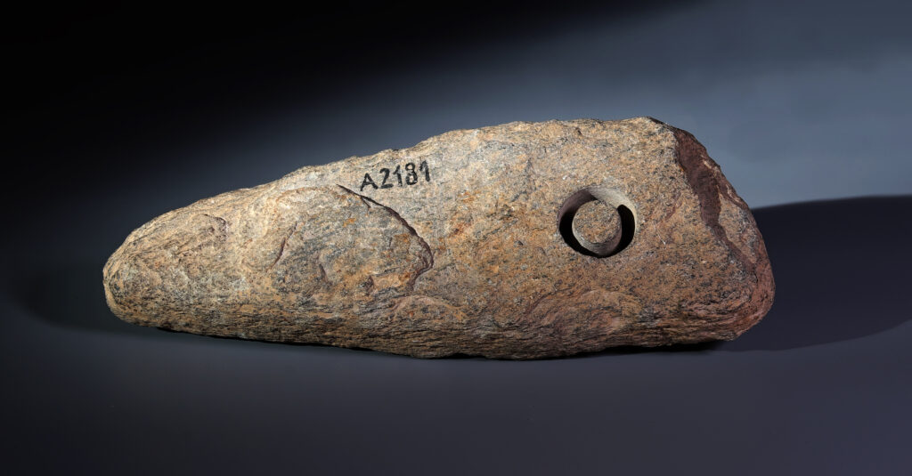 Polotovar těžké sekery z metabazitu z Jizerských hor z mladší doby kamenné (5. tisíciletí př.n.l.)