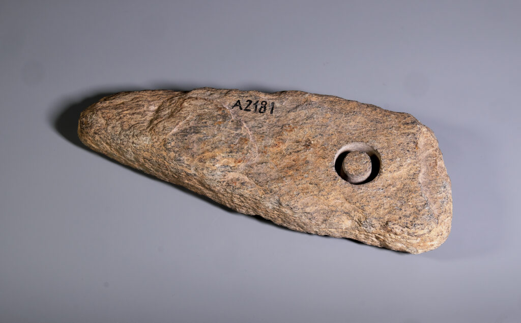 Polotovar těžké sekery z metabazitu z Jizerských hor z mladší doby kamenné (5. tisíciletí př.n.l.)