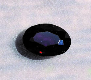 Český granát o rozměru 8,9 x 6,4 x 4,2 mm a hmotnosti 1,711 ct