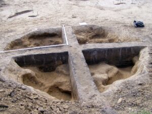 Dokončený archeologický výzkum zahloubeného objektu, který sloužil jako dílna na výrobu kamenných nástrojů. Dílna z pátého tisíciletí před naším letopočtem byla prozkoumána v roce 2008 v Turnově-Nudvojovicích.