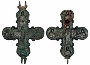 Bronzový křížek typu enkolpion z kostela sv. Jana Křtitele z Nudvojovic