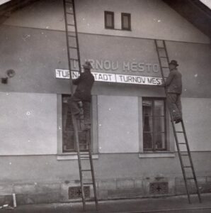 Turnov za 2. světové války; sundávání cedule za železniční stanici Turnov