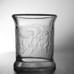 Karel Tuček: Život na panském sídle, váza z čirého skla, zdobená rytinou podle Josefa Mánesa, 1931