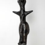 Venuše ze Střelic – keramická ženská plastika, s naznačeným obličejem, stylizovaným plným účesem s čelními kouty a spirálovitým náhrdelníkem (mladší doba kamenná, kultura s moravskou malovanou keramikou, cca 4800–4700 př.n.l.; Moravské zemské muzeum, Brno).