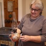 Soňa Růžičková se svým výrobkem – petrolejovou lampou.