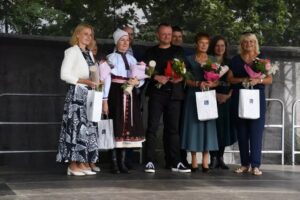 Sklářka Jarmila Volejníková (třetí zprava)